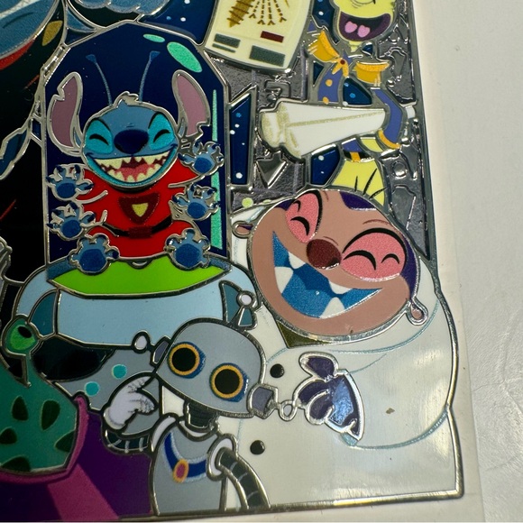 NWT. Disney Lilo & Stitch Alien Cast Pin. Supporting alien cast members - Picture 3 of 8